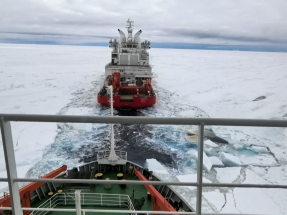 「雪龍」號衝破亂冰區抵達秦嶺站展開科考工作