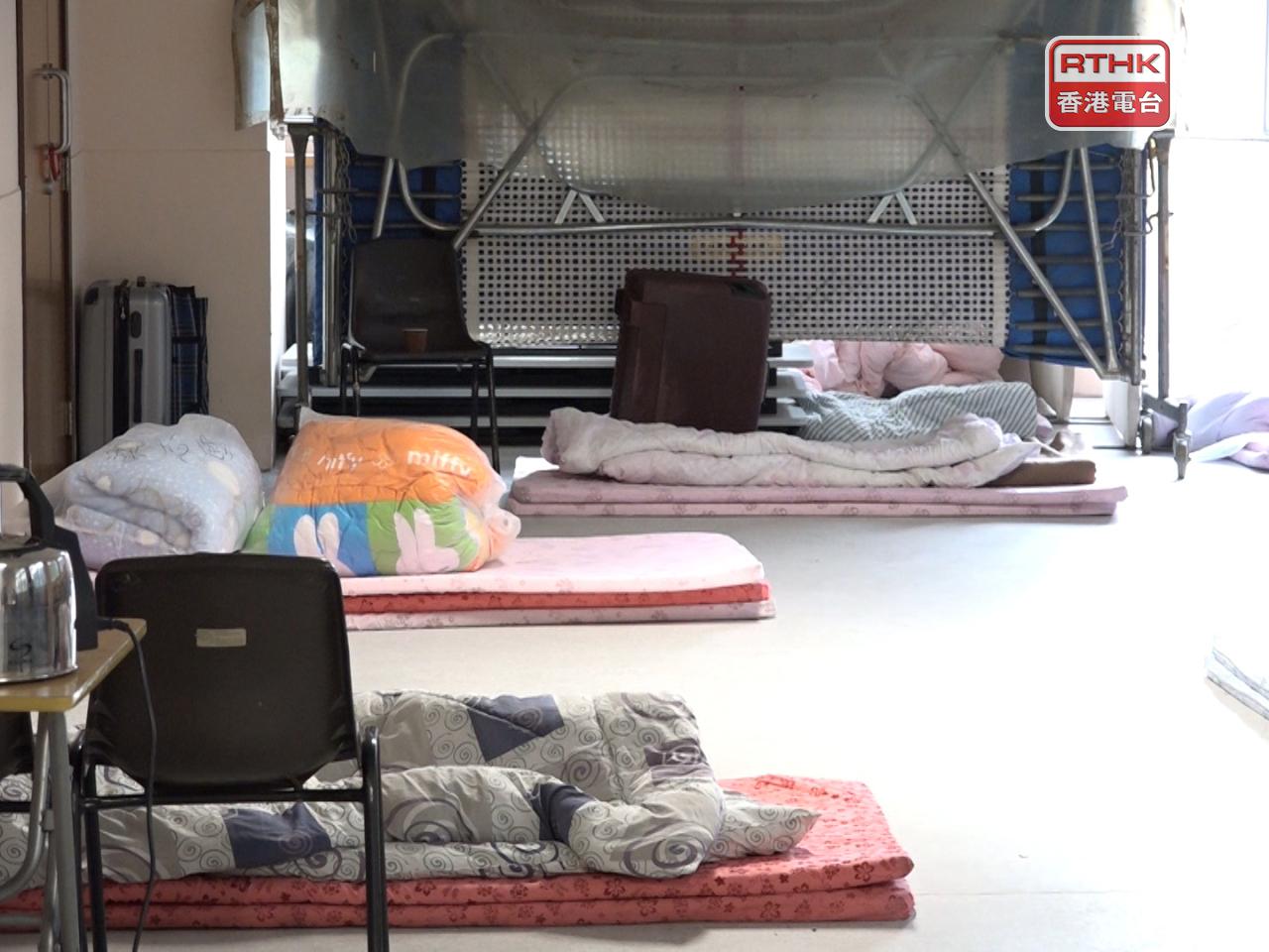 開放期間中心會免費提供潔淨的墊褥和毛氈或棉被、熱食和熱水予入住人士使用。（港台圖片）