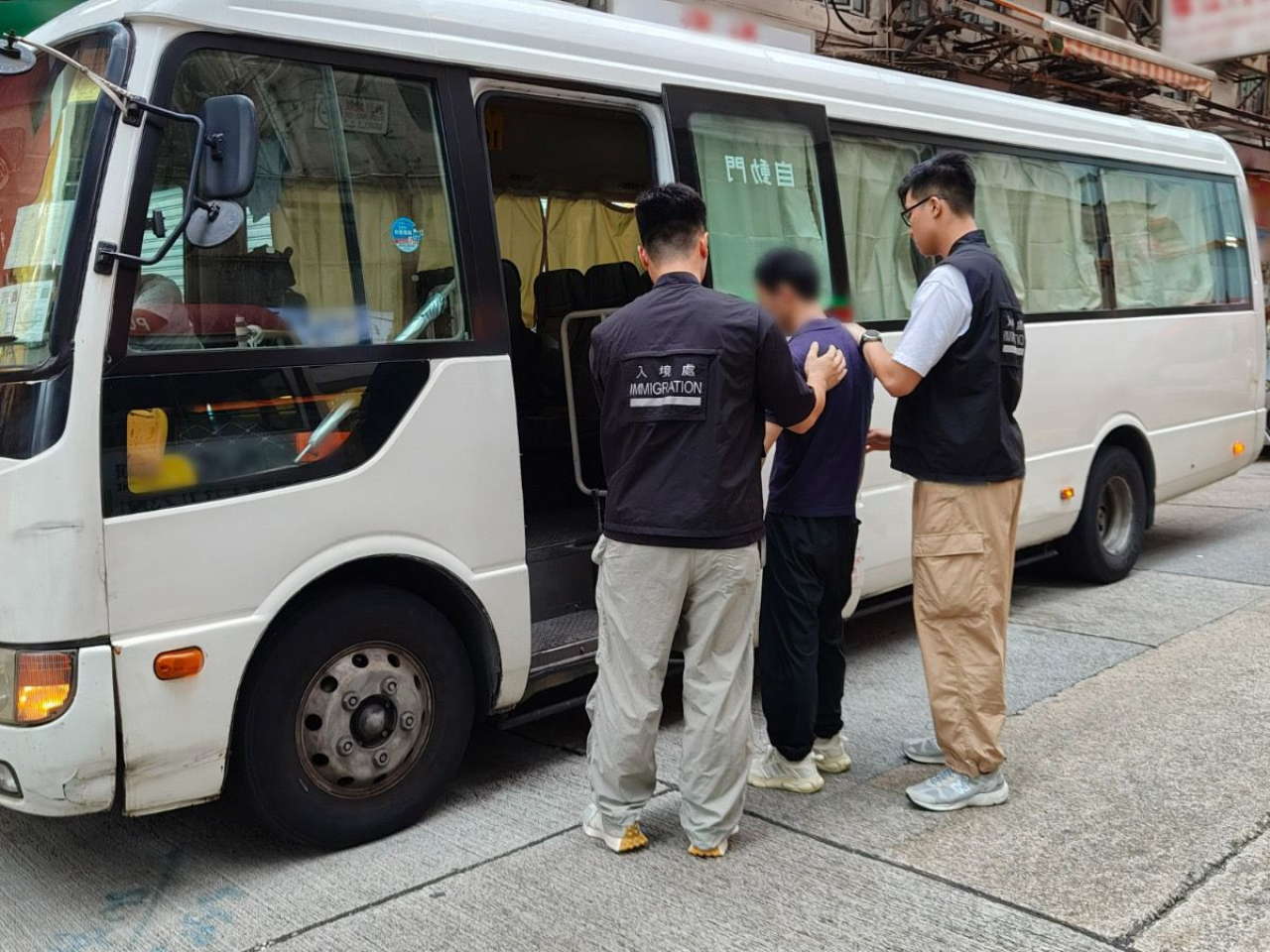 行動中被捕的懷疑非法勞工。（政府新聞處）