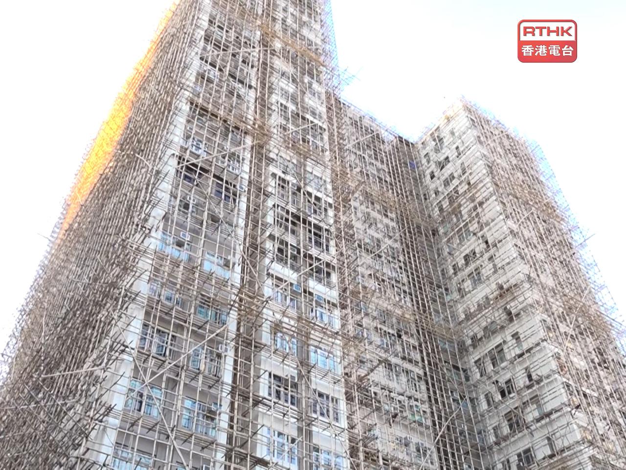 據了解案件涉及的其中一個屋苑是合和大廈，大廈外牆搭有棚架。（陳感恩攝）