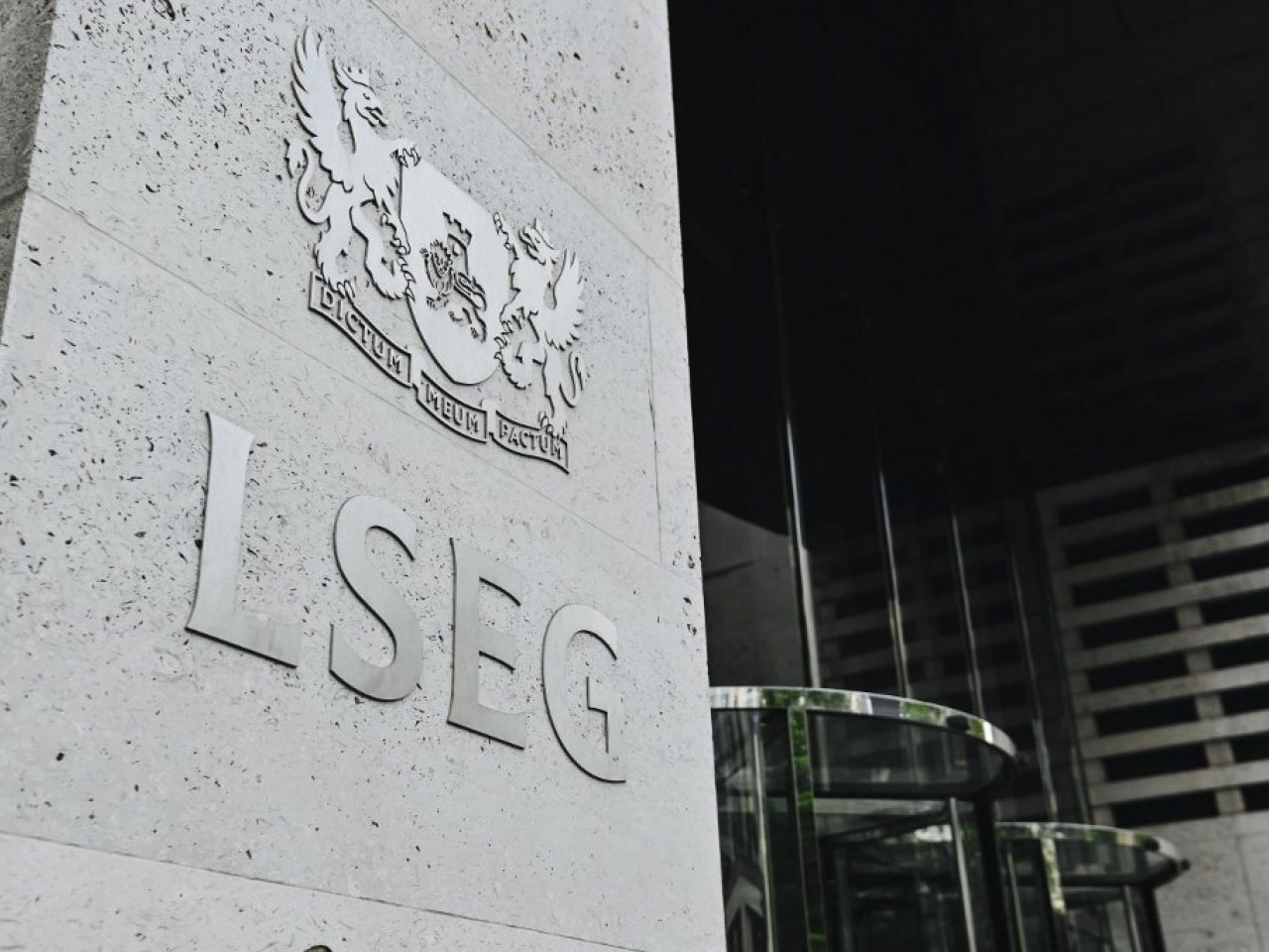 英國富時100指數高見10046點，收市報9951點，升19點，升幅0.2%。（法新社資料圖片）