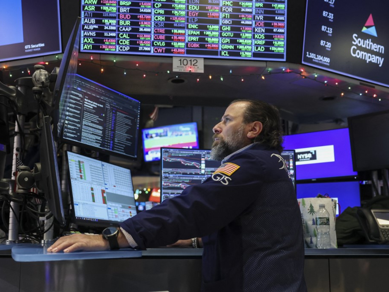 道瓊斯指數收市報48382點，升319點，升幅近0.7%。（法新社）