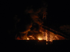 法新社指相片顯示委內瑞拉一個軍事基地發生連串爆炸。（法新社）