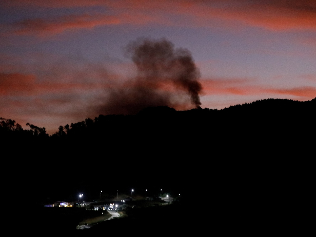 加拉加斯多處地方遇襲，冒出濃煙。（路透社）