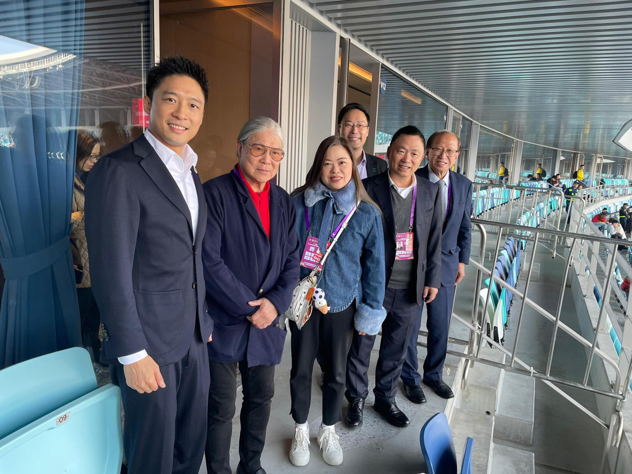 文化體育及旅遊局局長羅淑佩、港協暨奧委會會長霍震霆、香港足總主席霍啟山等到場觀賽。（羅淑佩社交平台）