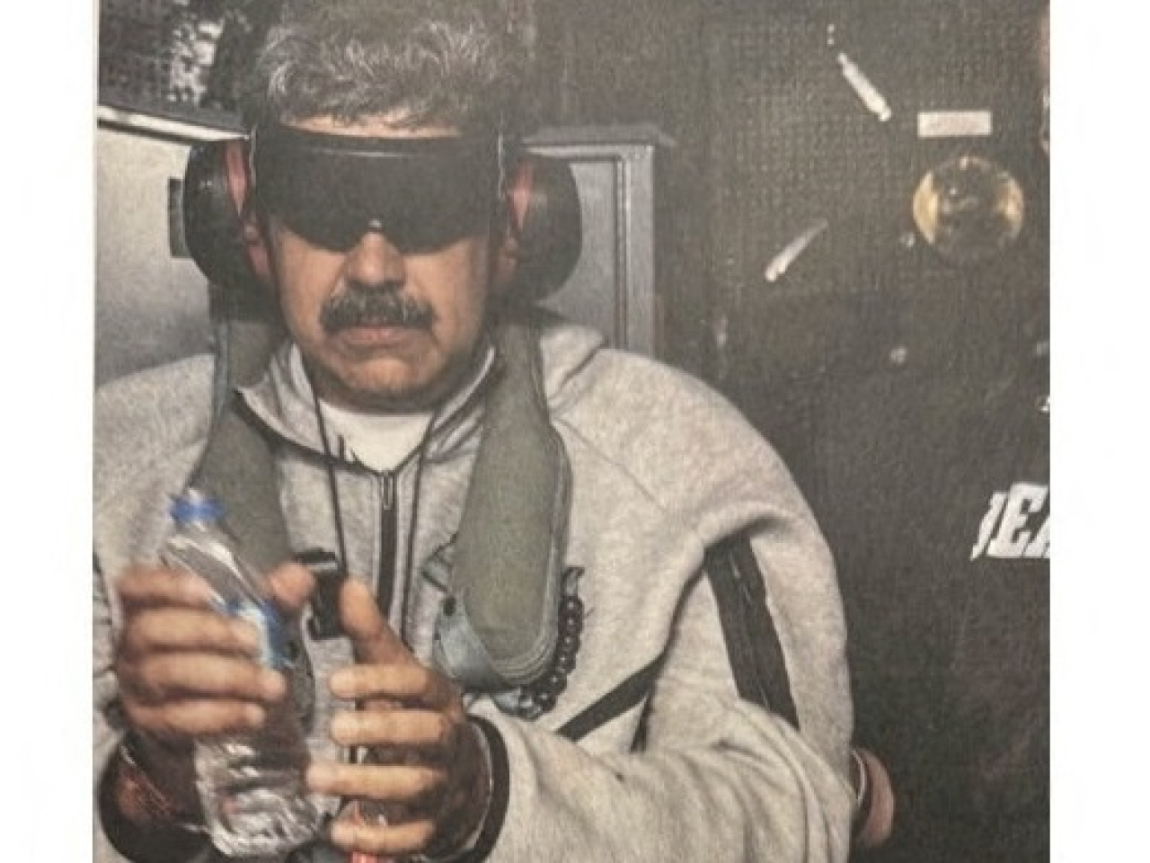 特朗普在旗下社交平台，上載一張表示是馬杜羅在美國軍艦上的照片。（路透社）