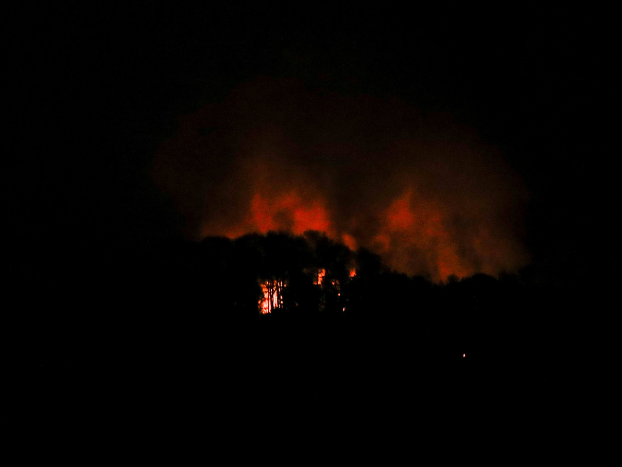 委內瑞拉首都加拉加斯早前多處地方遇襲，冒出濃煙。（路透社）