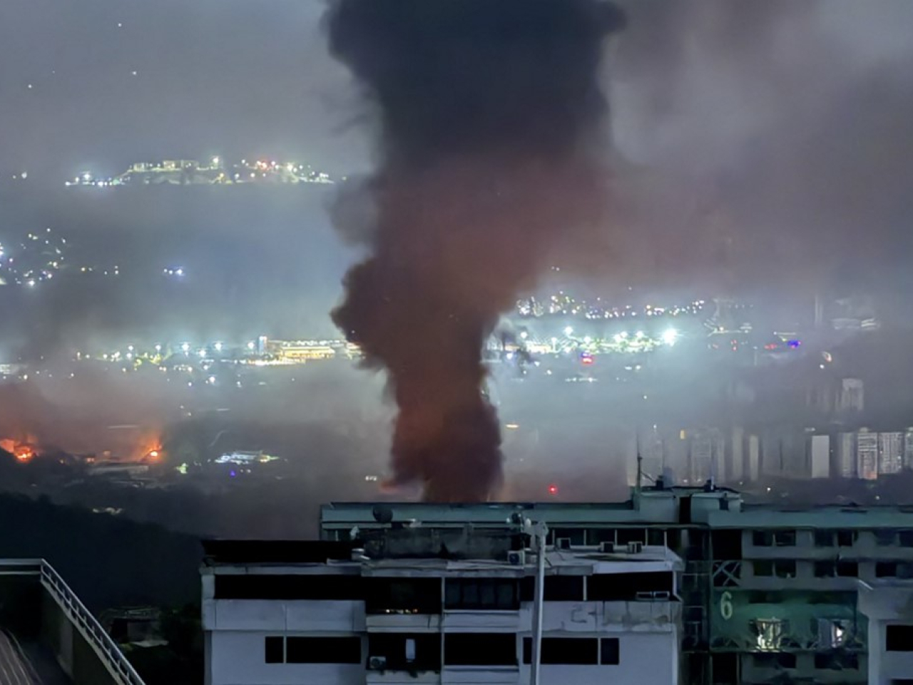 美軍當地時間星期六凌晨，對委內瑞拉發動大規模軍事打擊，震驚國際社會。（法新社）