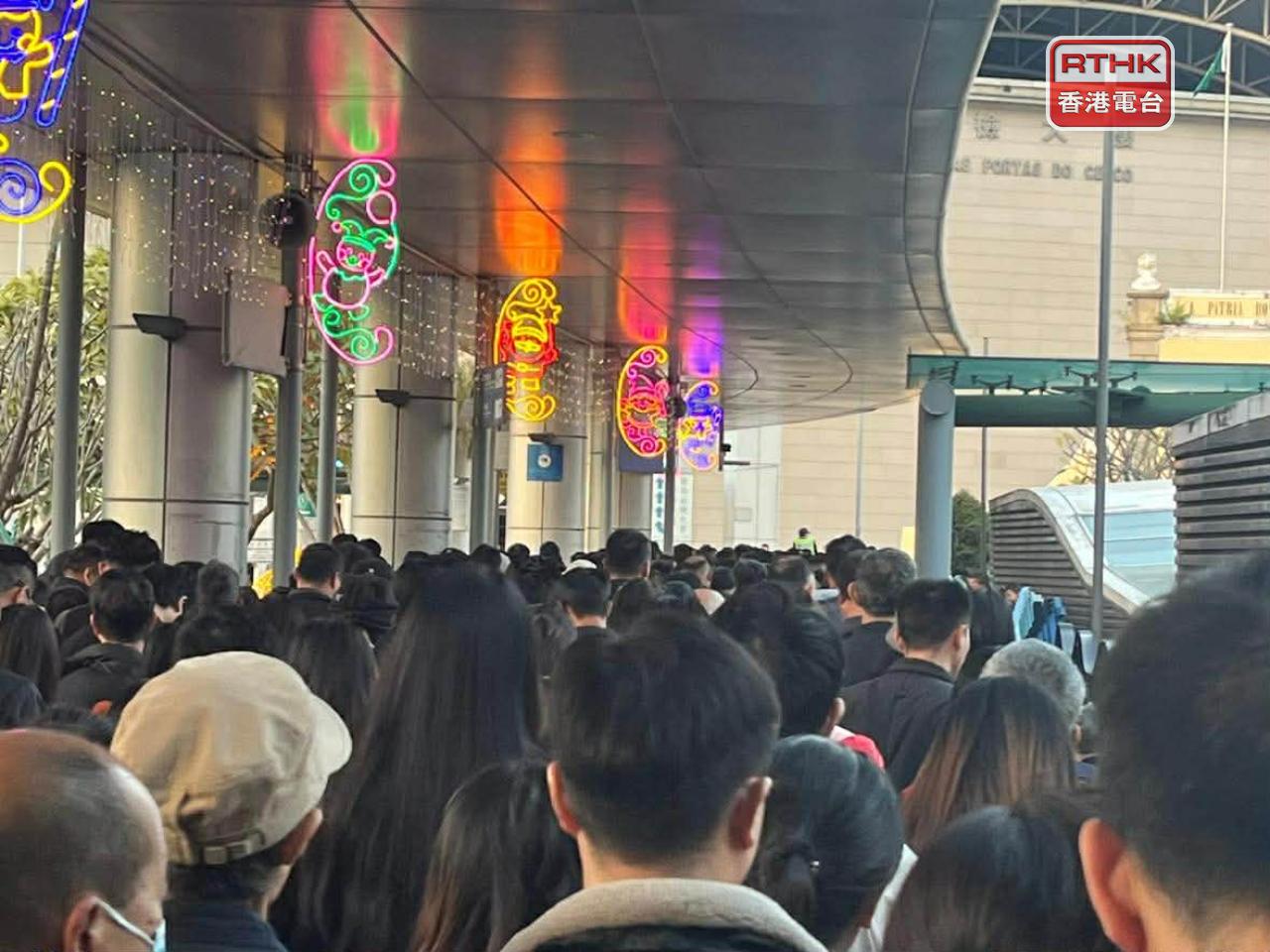 澳門與珠海拱北相連的關閘口岸，仍然是最熱開的通關通道，佔全年總出入境人次一半以上。（鄭月明攝）