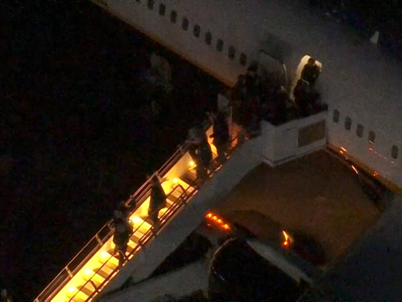 多家美國傳媒報道，一名相信是馬杜羅的男子離開飛機。（路透社）