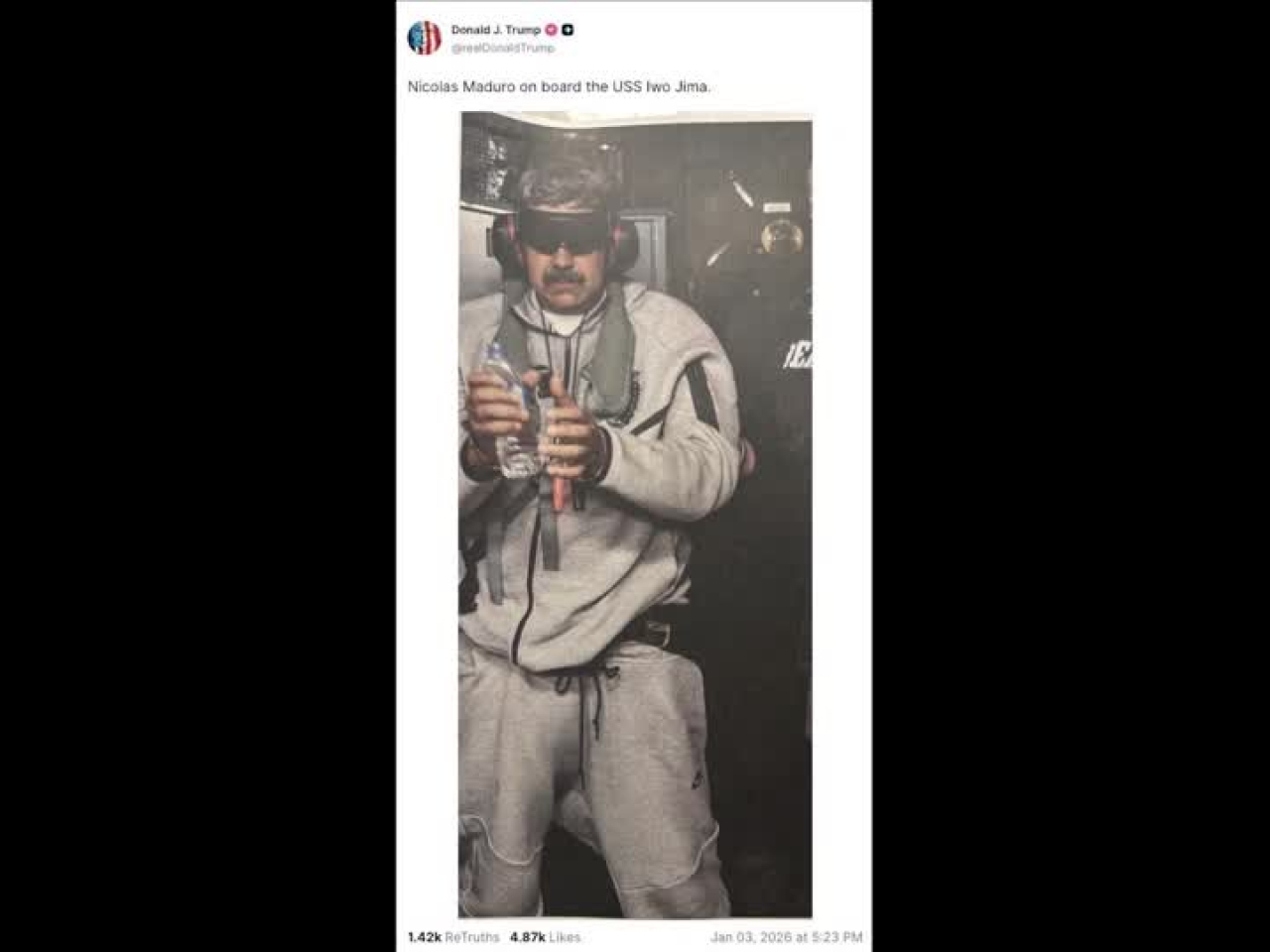 特朗普在社交平台發布圖片，馬杜羅在美軍硫磺島號兩棲攻擊艦上，蒙著雙眼及戴上耳罩。（路透社）