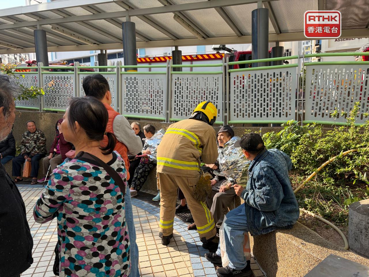現場有大約200名居民疏散，暫時未知起火原因。（鄧鈞尤攝）