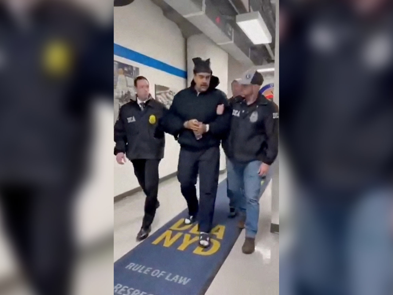 馬杜羅被帶到美國緝毒局總部。（路透社）