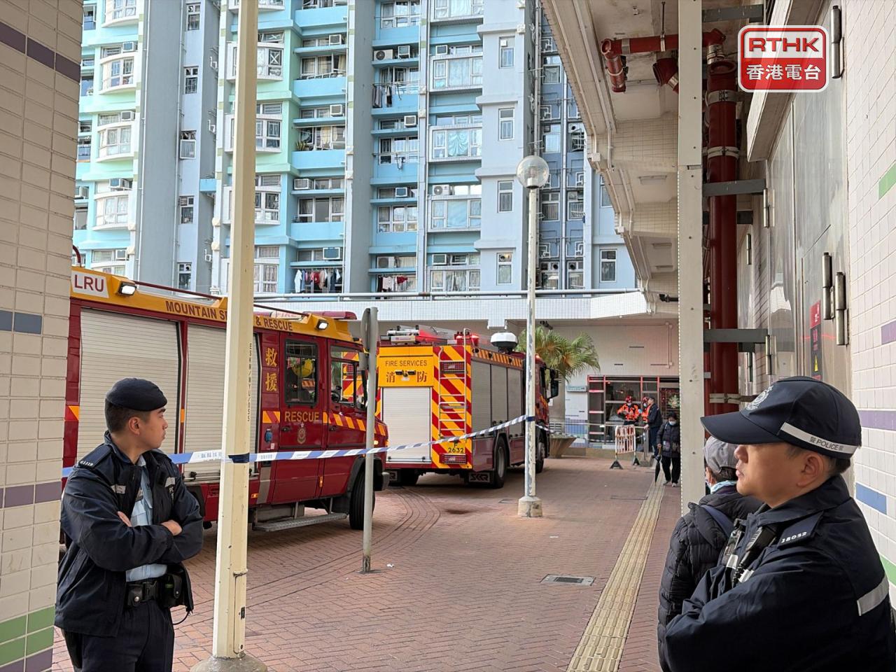 消防在起火單位發現一具男性屍體。（鄧鈞尤攝）