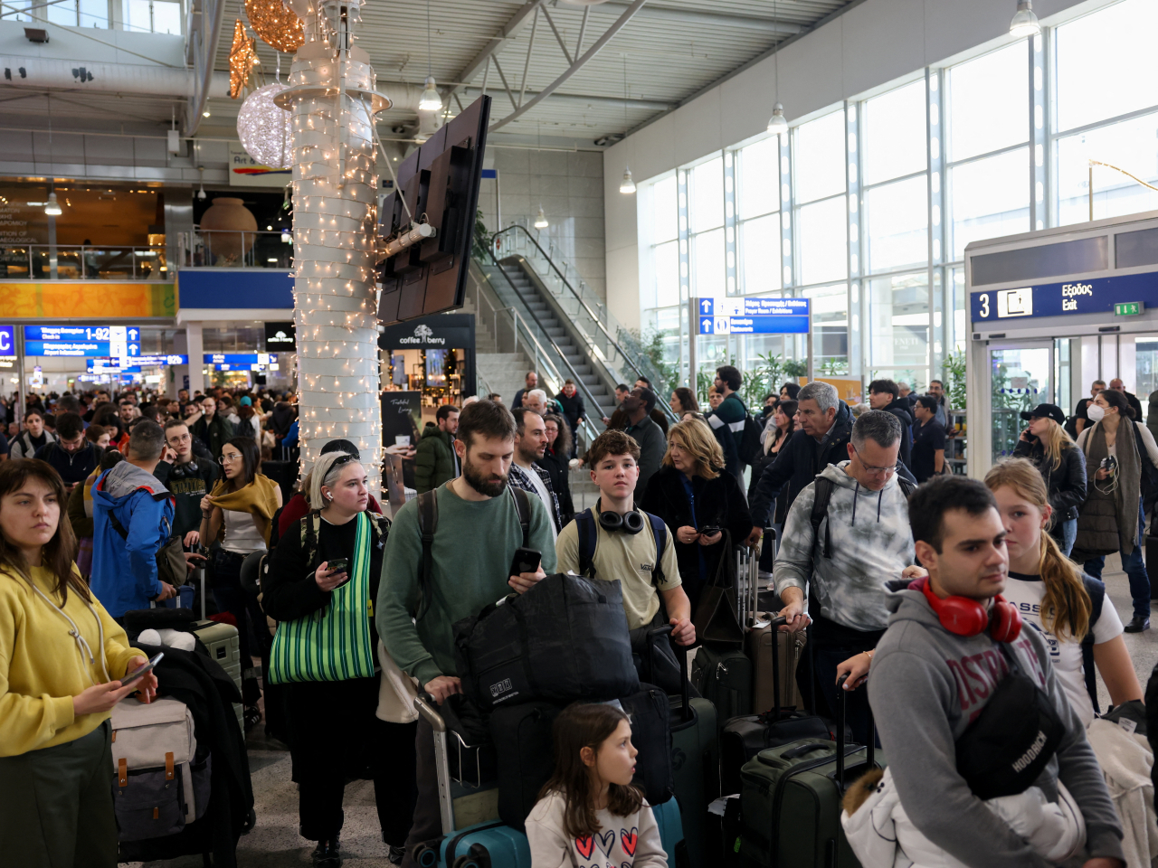 希臘所有機場航班因通信故障暫停升降，在雅典機場，大批旅客滯留。(路透社)