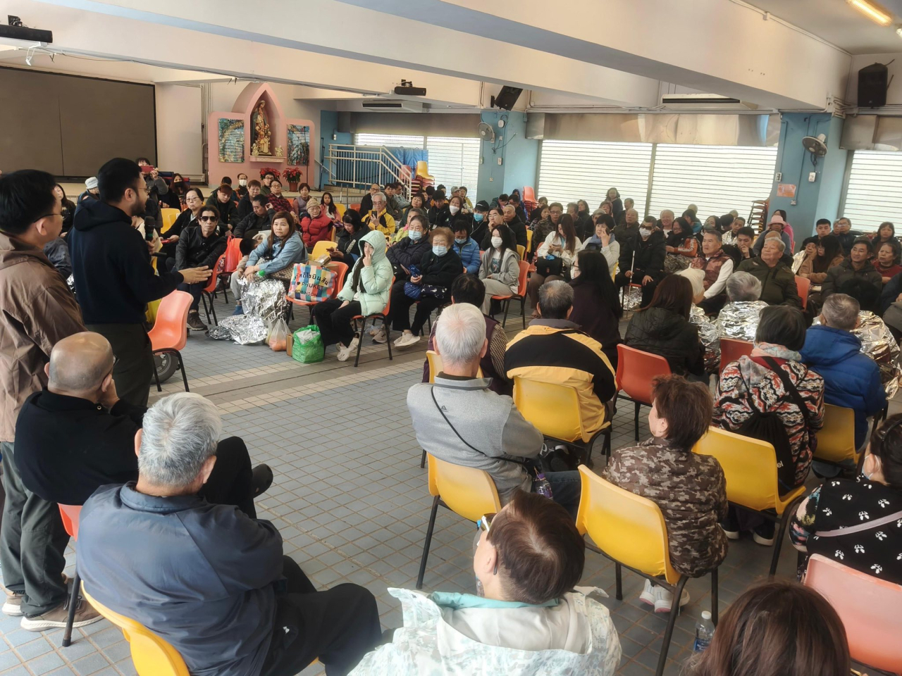 火警發生後，深水埗民政專員王浩宇聯同區議員及關愛隊到現場支援居民。（民政事務署社交網站）