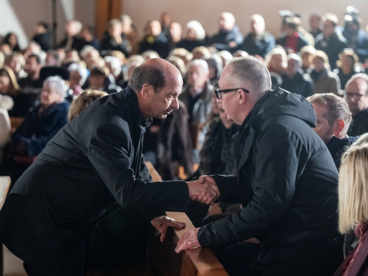 大約300人參加在教堂舉行的追悼儀式。（路透社）