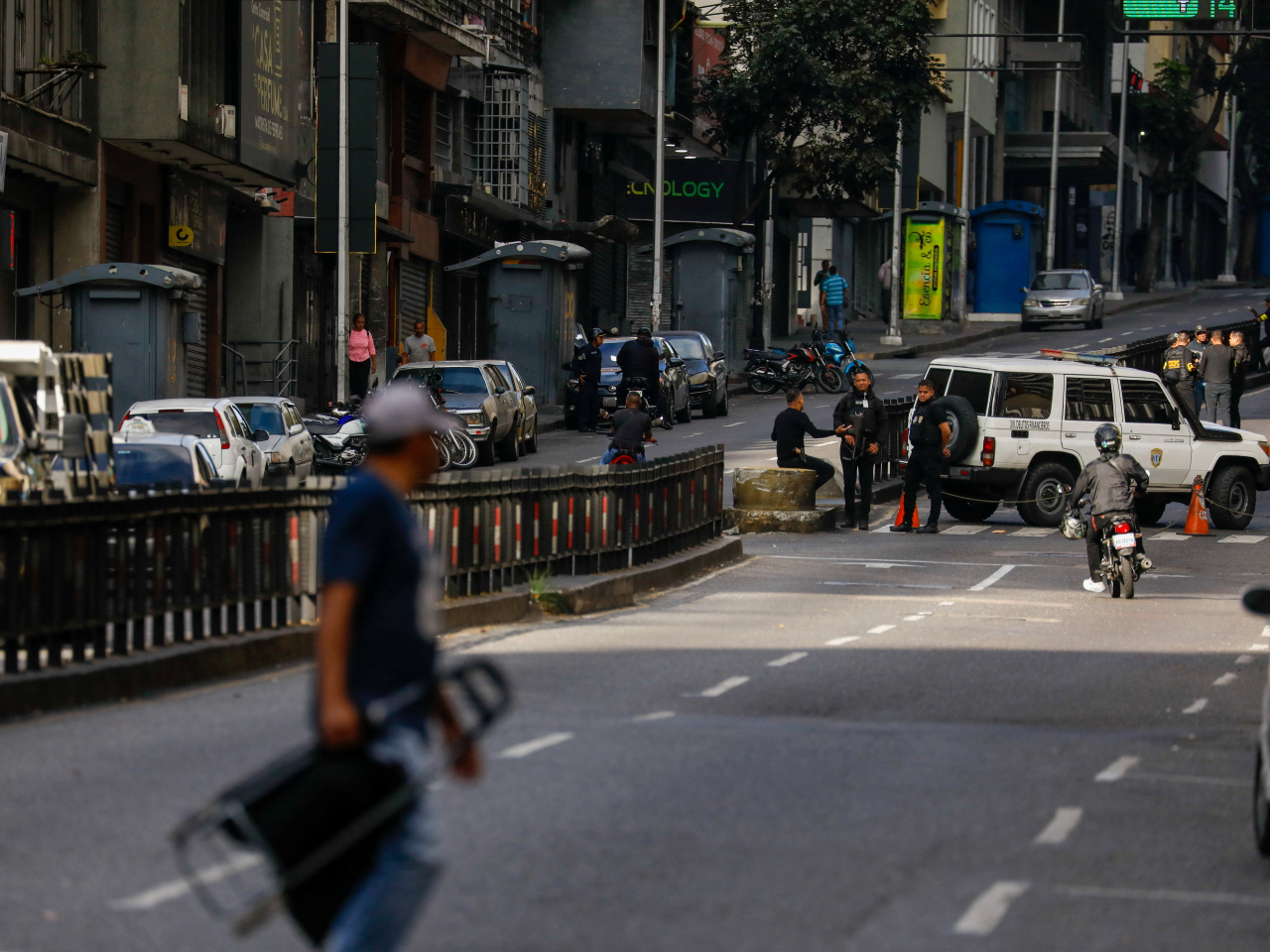 委內瑞拉首都加拉加斯街頭有警員巡邏。（路透社）