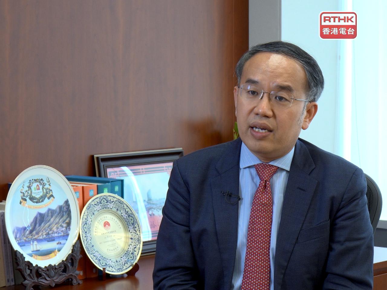 許正宇振表示，在目前世界亂局、「東升西降」的全球資產重新調配中，香港可發揮的作用比以往更大。（港台圖片）