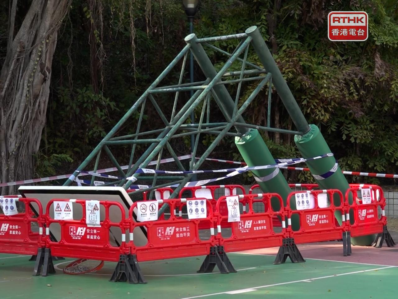 土瓜灣靠背壟道一個遊樂場昨晚有籃球架倒塌。（陳感恩攝）