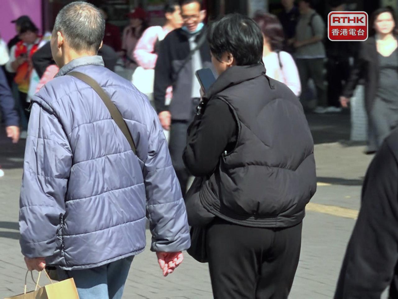 天文台預測本港未來兩三日早上天氣寒冷，明早市區最低氣溫約12度，新界會再低兩三度。（陳感恩攝）