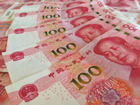 人民幣兌美元收市報6.9808兌1美元，升84點子，創逾兩年半新高。（港台圖片）