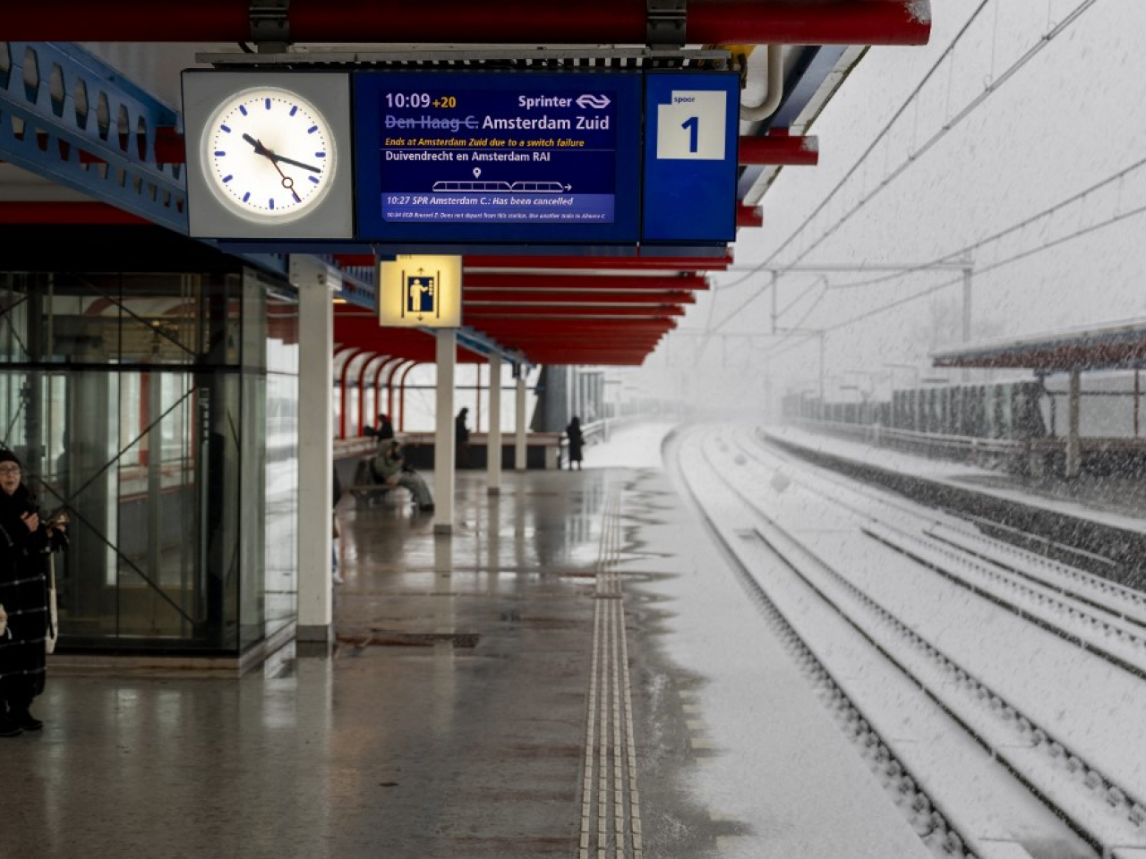 受大雪影響，鐵路服務嚴重受阻。(法新社)