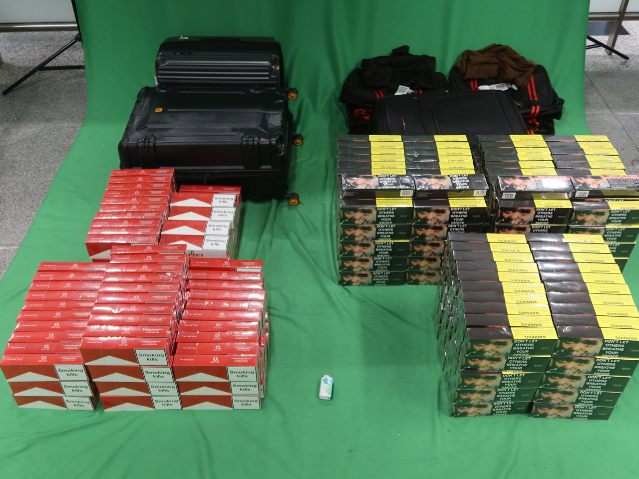 海關檢獲的支未完稅香煙及另類吸煙產品，市值約376000元。（政府新聞處）