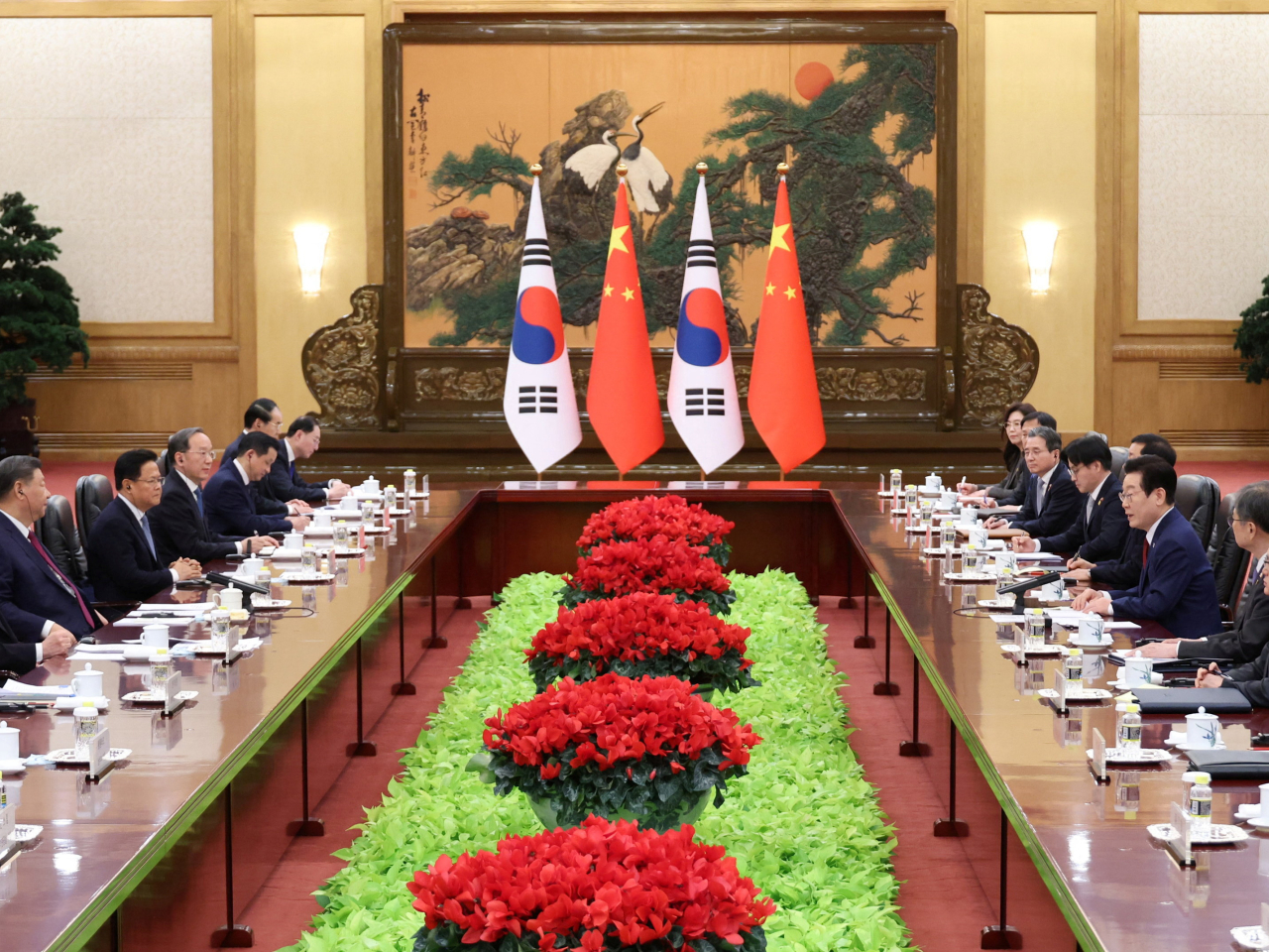 國家主席習近平在北京人民大會堂，與來華國事訪問的韓國總統李在明會談。（路透社）