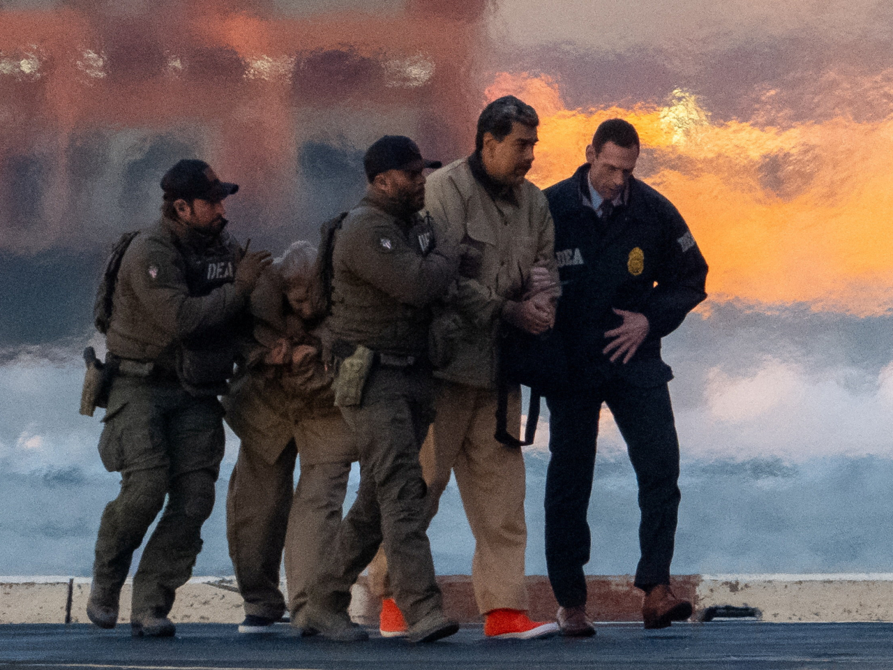 馬杜羅由多名全副武裝的執法人員押送往曼哈頓的聯邦法院。（路透社）