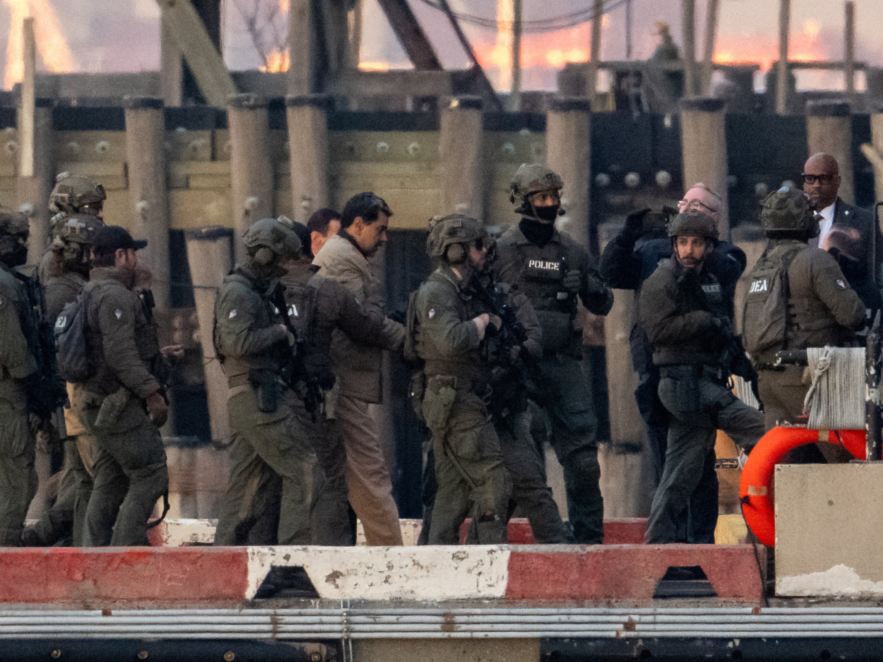 馬杜羅由多名全副武裝的執法人員押送往曼哈頓的聯邦法院。（路透社）