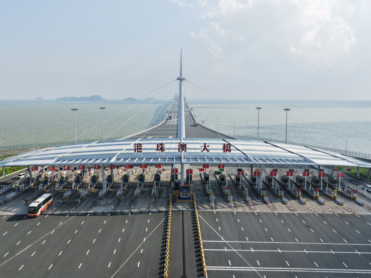 港珠澳大橋珠海公路口岸　自2018年10月開通以來，出入境客流量累計突破1億人次。（新華社）