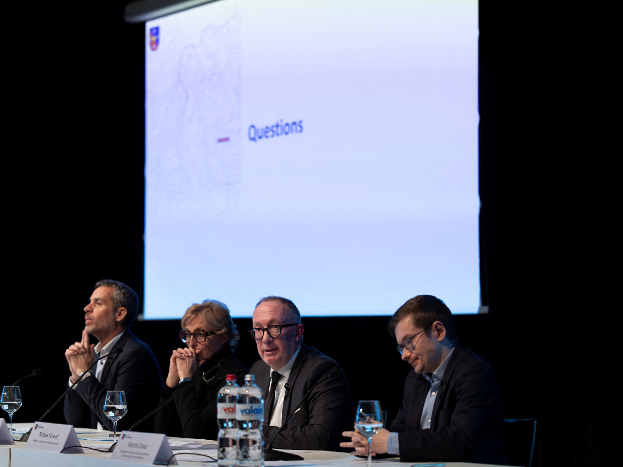 瑞士瓦萊州克朗蒙大拿市政府交代元旦日凌晨酒吧大火調查進展。（路透社）