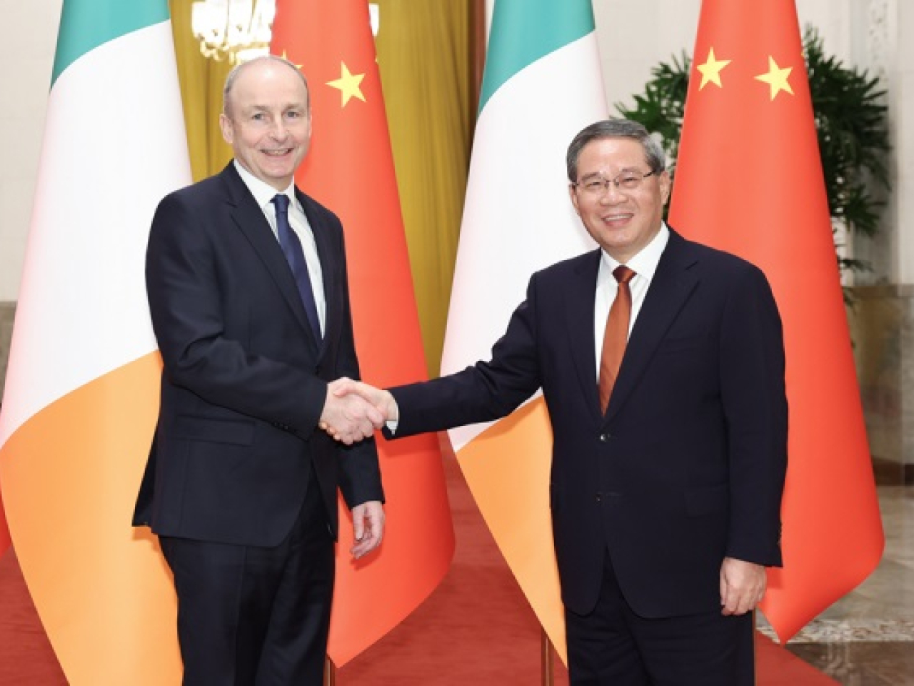 李強在北京人民大會堂與愛爾蘭總理馬丁舉行會談。（外交部網頁圖片）