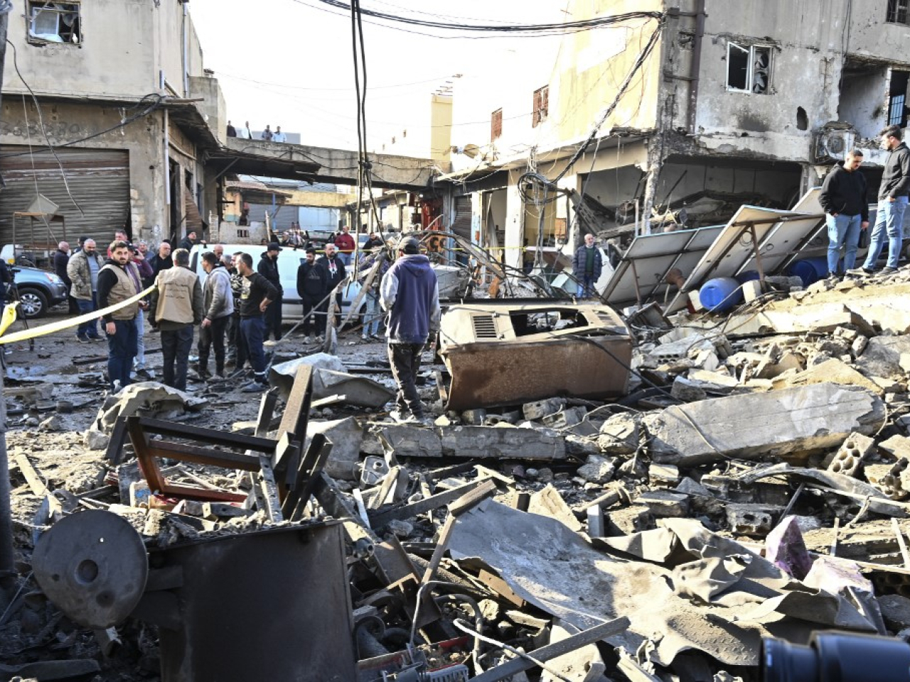 以軍施襲後，黎巴嫩南部城市賽達有建築物嚴重損毀。（法新社）