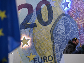 數據顯示，德國及法國上月通脹放緩程度超出預期，歐元兌美元回吐早段升幅，跌穿1.17水平。（法新社資料圖片）