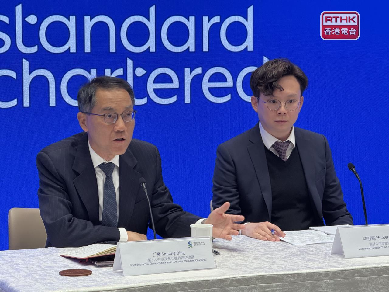 丁爽（左）稱今年商品消費可能減慢，財政資金對基建的投資將會增加。（趙嘉駿攝）