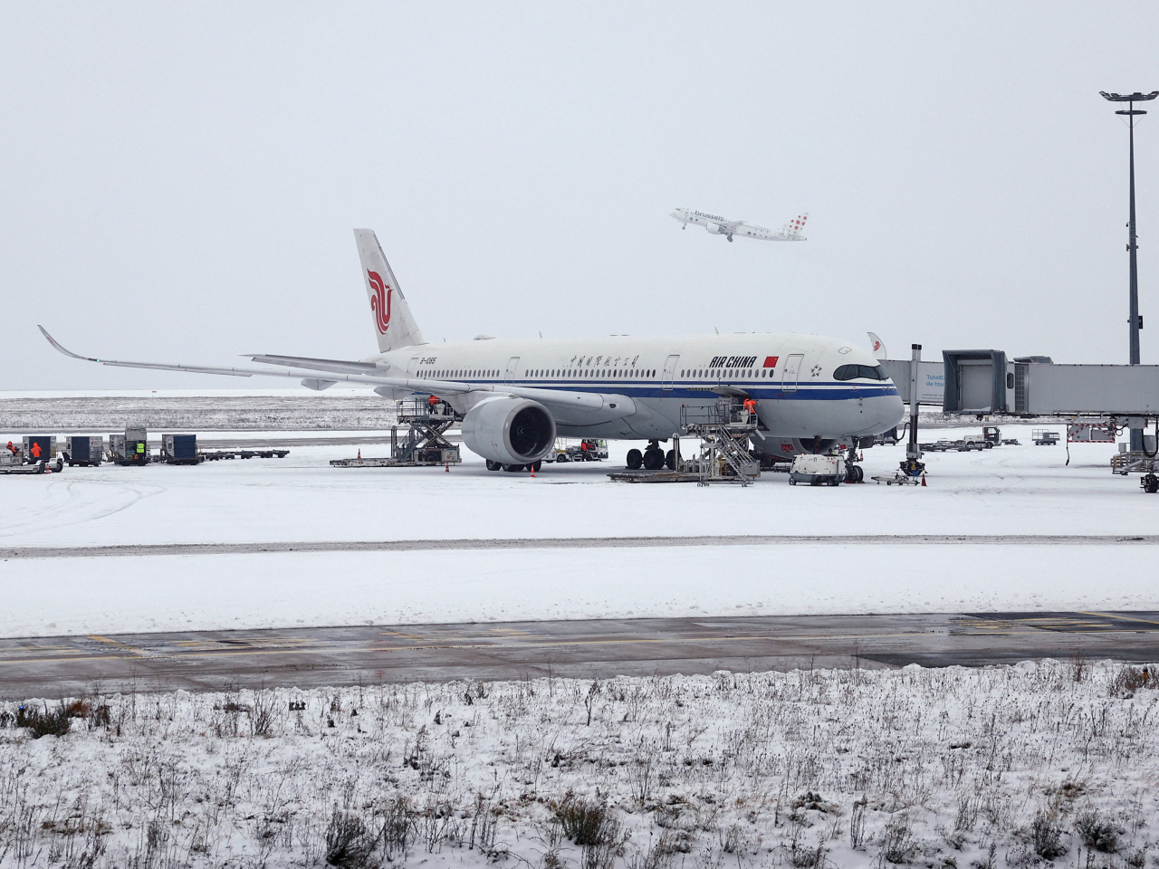 法國巴黎星期三清晨起下暴雪，戴高樂機場約四成航班取消。（路透社）