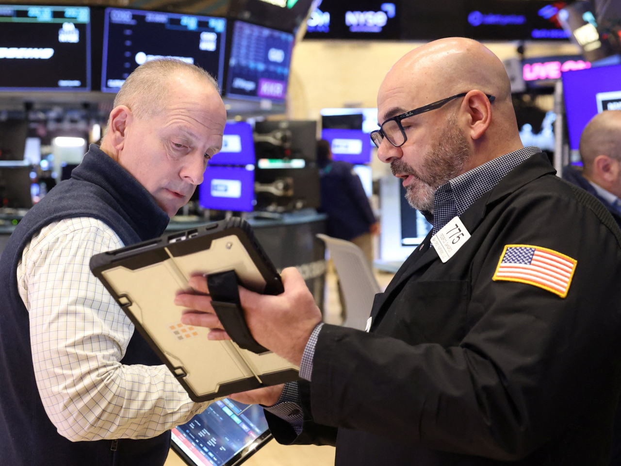 道指及標普500指數觸及即市新高後回落，結束3日升勢，多個板塊表現受到特朗普言論影響。（路透社）