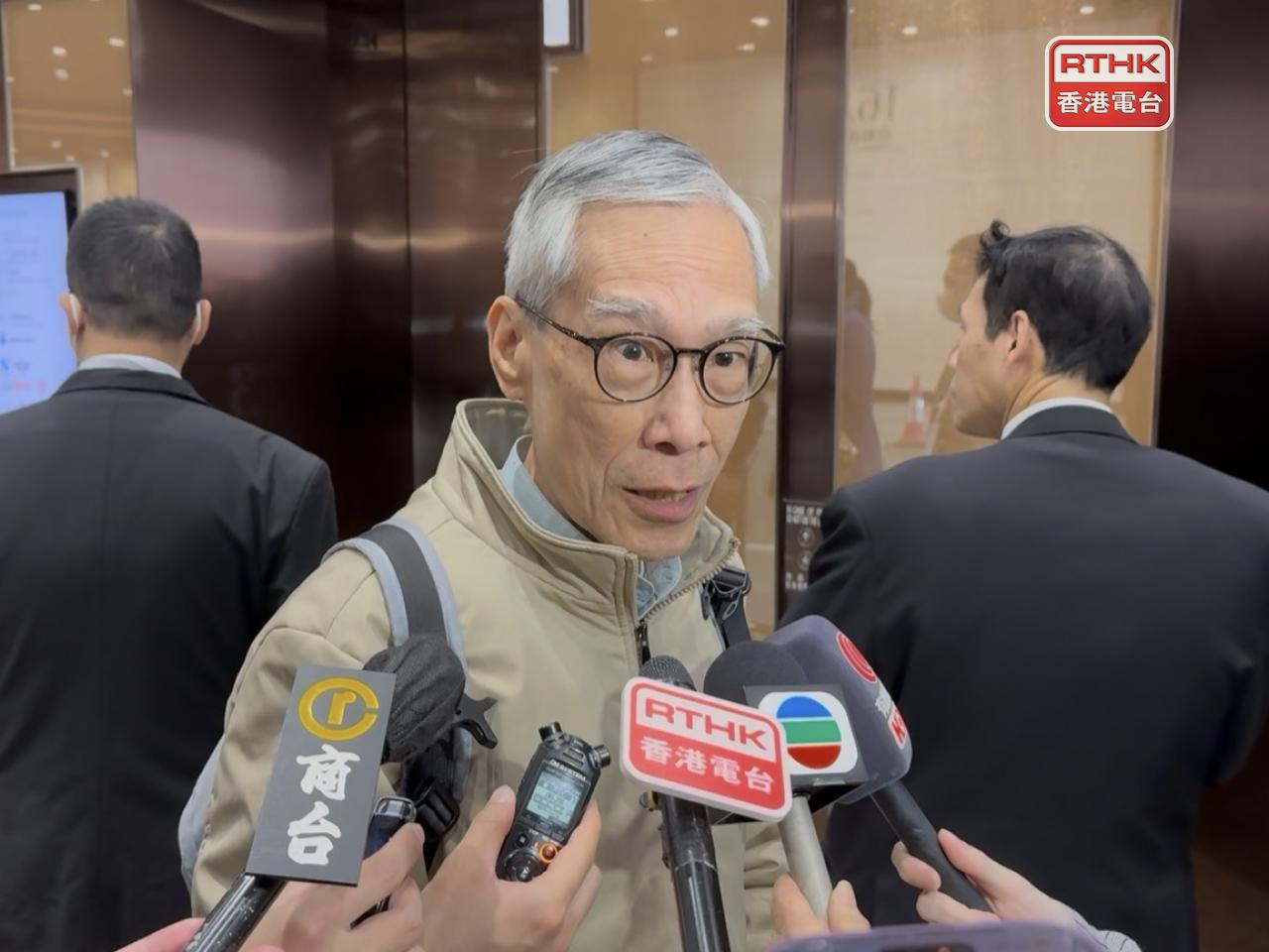 小股東李先生稱若私有化通過會考慮買入其他高股息銀行股 。（趙嘉駿攝）