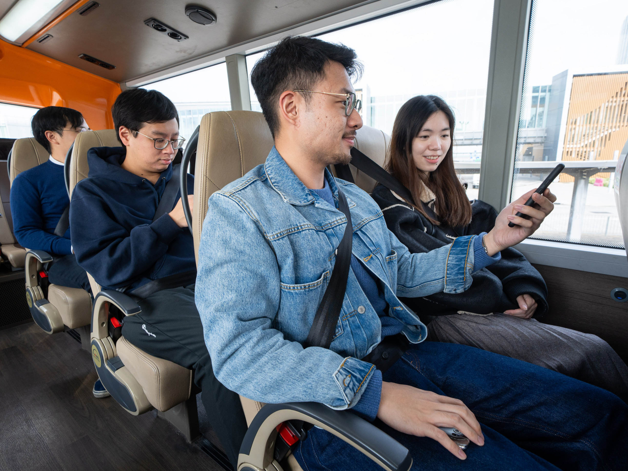 市民由本月25日起，乘搭巴士及私家小巴等交通工具均要佩戴安全帶。（政府新聞處）