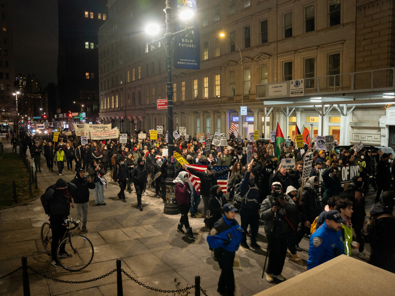 在美國紐約，有民眾上街抗議移民及海關執法局執法人員的行動。（路透社）