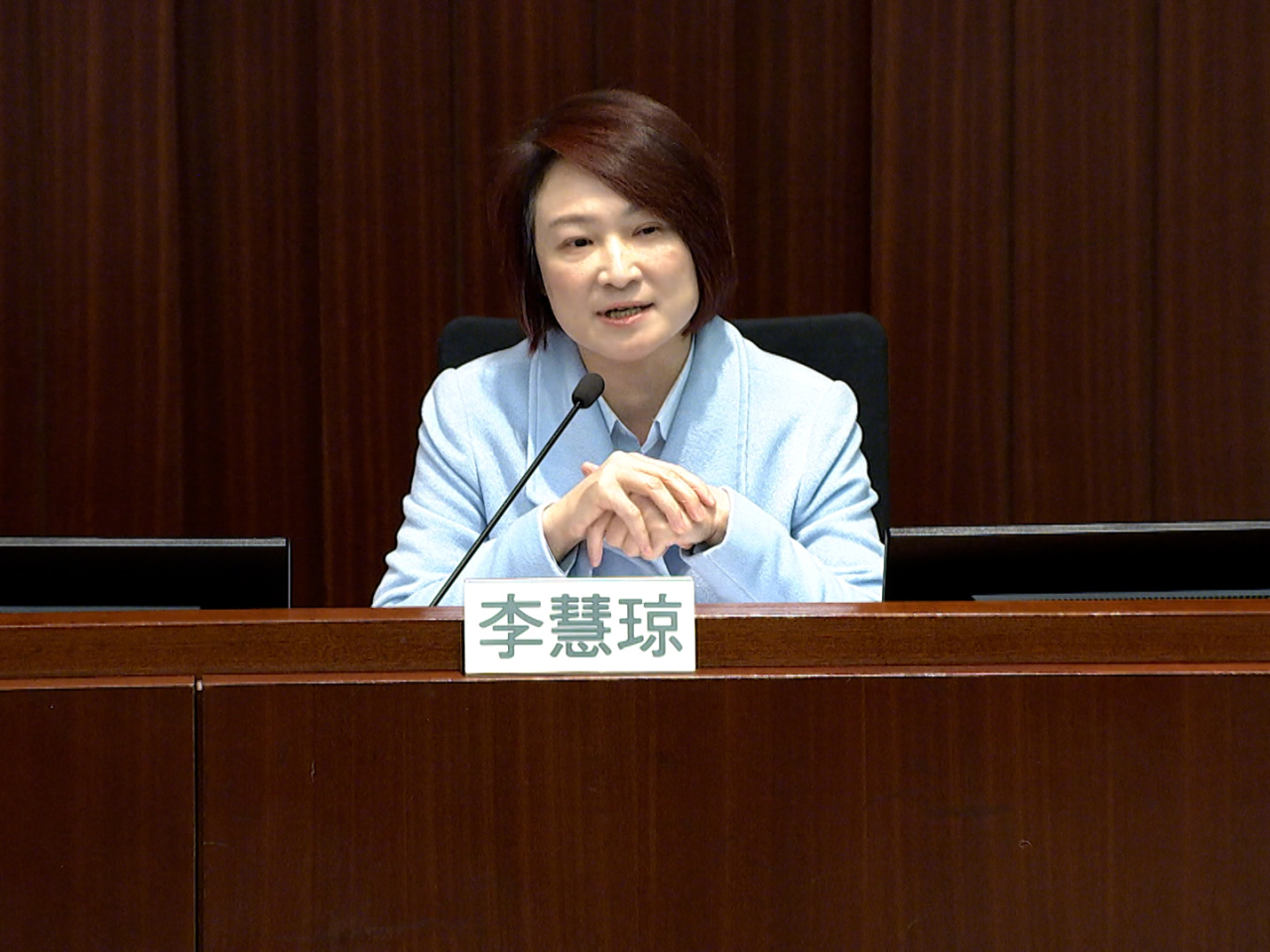 立法會早上舉行主席選舉，李慧琼以5票之差擊敗金融界陳振英，當選立法會主席。