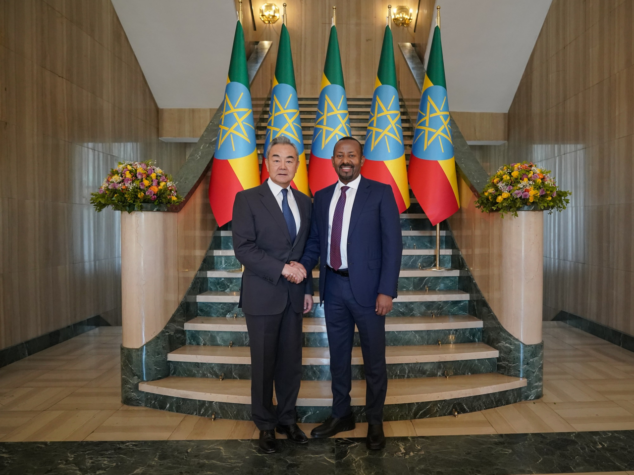 王毅在亞的斯亞貝巴會見阿比。（新華社）