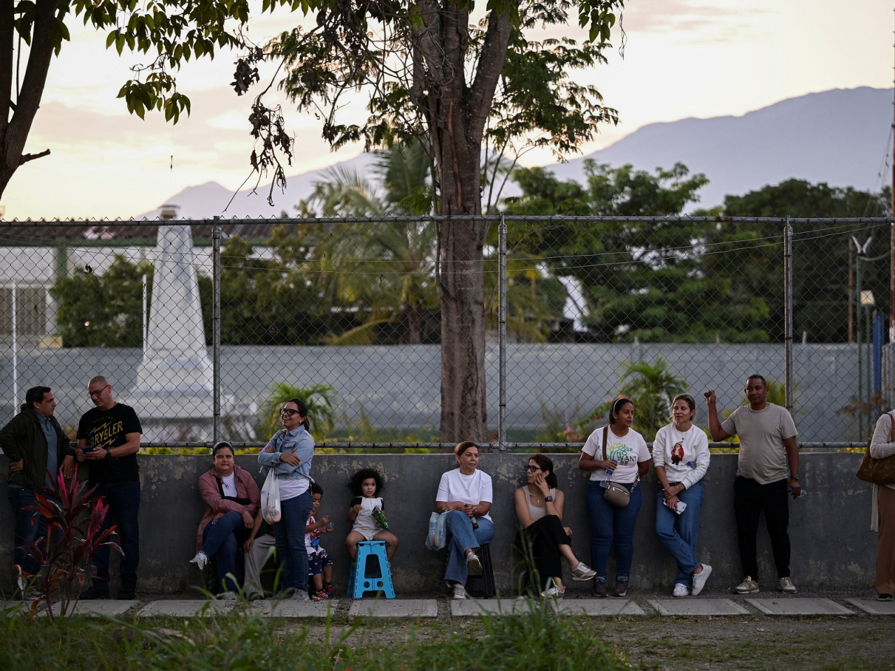 People gather outside El Rodeo jail after Venezuela's National Assembly President Jorge Rodriguez announced that a significant number of both foreign and Venezuelan prisoners will be freed. Photo: Reuters