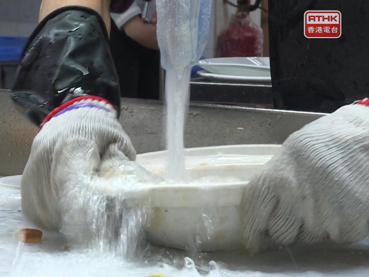 政府減收非住宅用戶百分之50的水費和排污費，每戶每月寬減額上限分別為10000元及5000元；減收工商業污水附加費百分之50。（港台圖片）