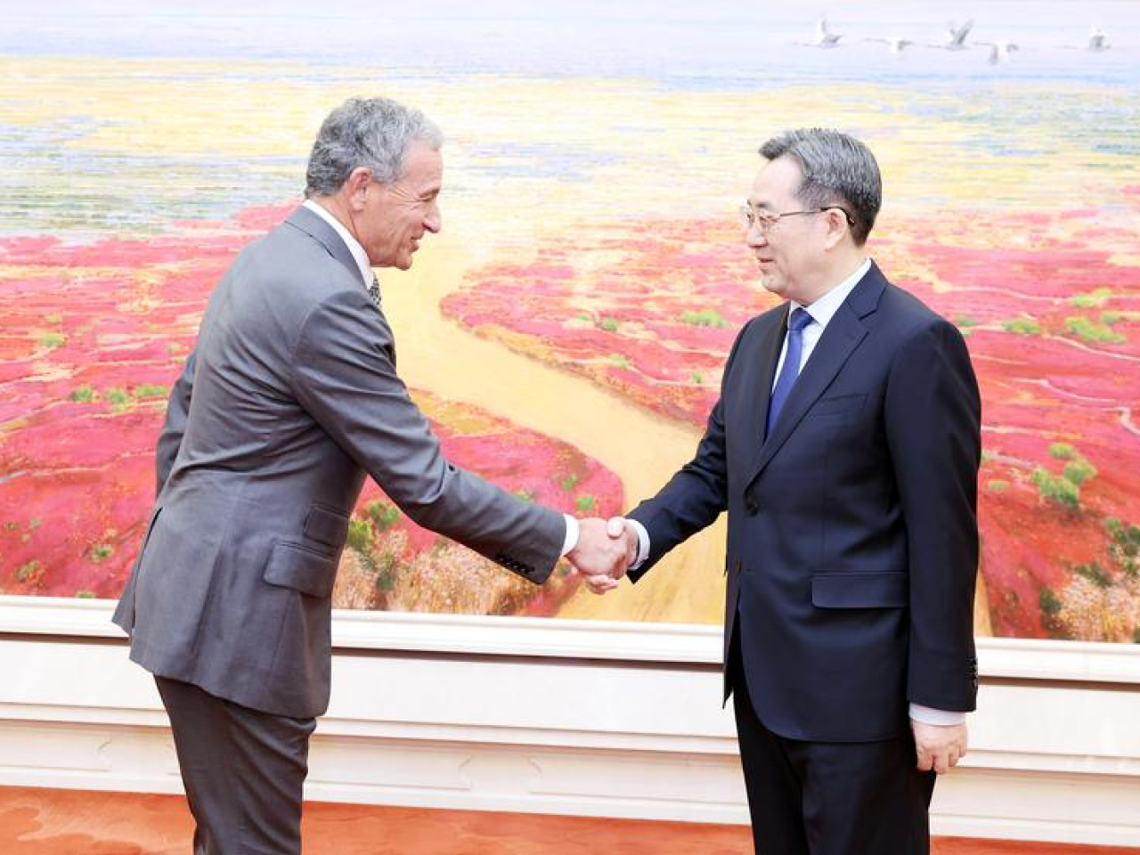 丁薛祥在北京會見美國華特迪士尼行政總裁艾格。（新華社）