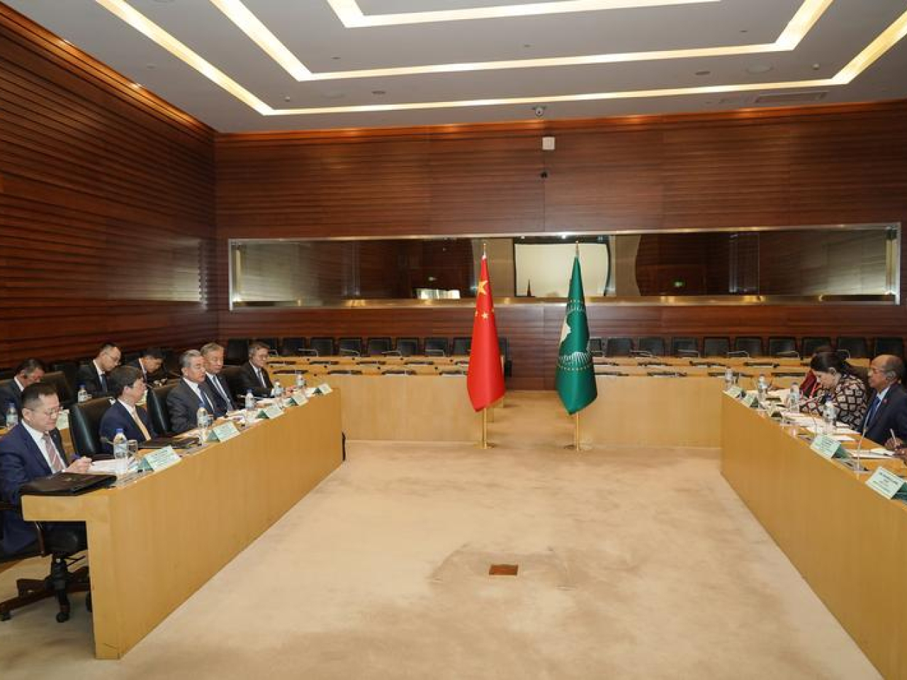 王毅同優素福在亞的斯亞貝巴非盟總部舉行中國－非盟第九次戰略對話。（新華社）