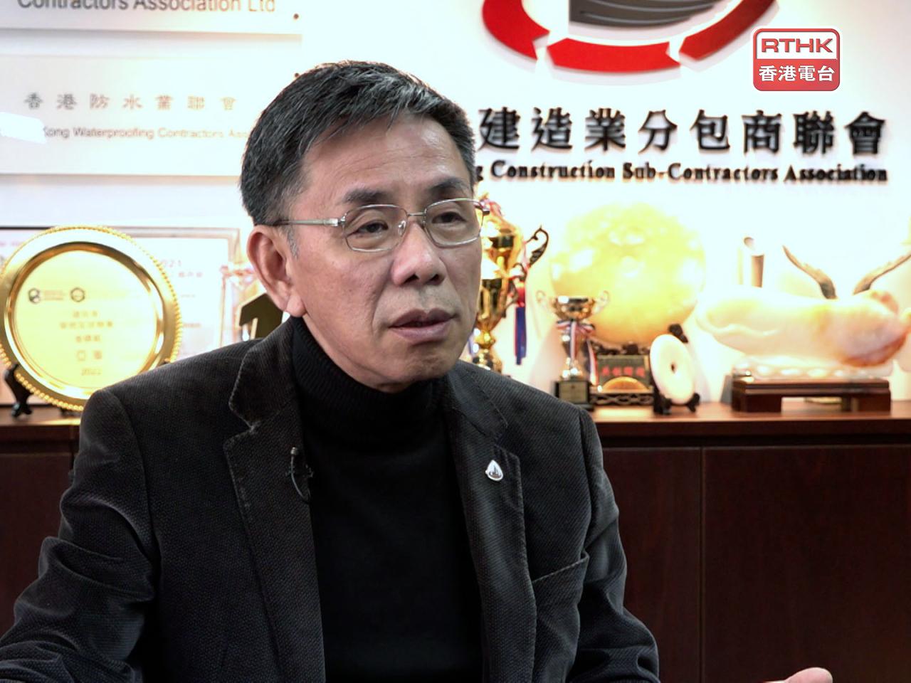 伍新華表示，議會採購的混合式棚網，物料已具備阻燃效能。（港台圖片）