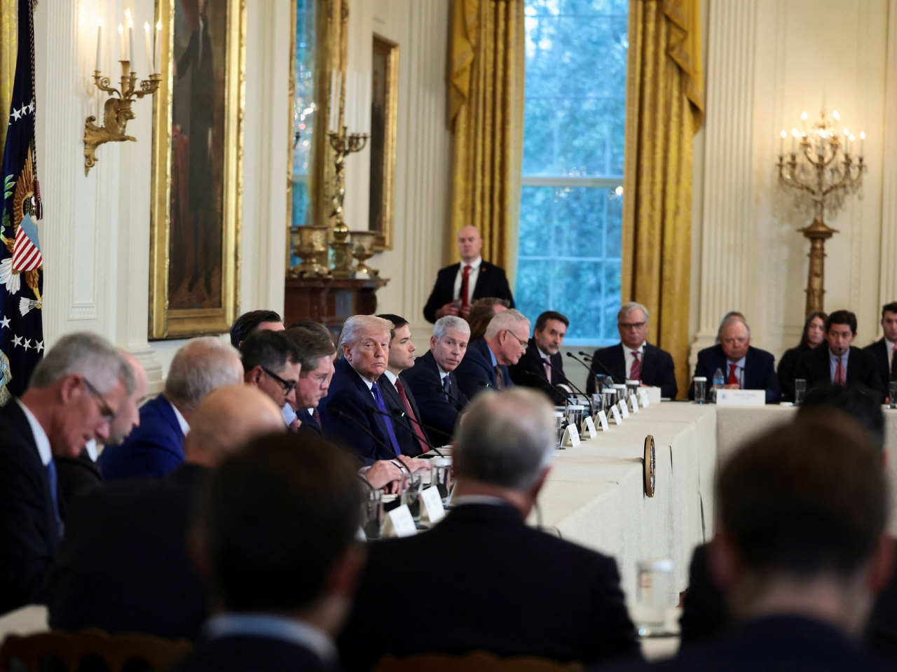 特朗普在白宮與大型石油企業高層舉行會議。（路透社）